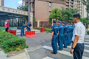 实力倒退五年？哈登半场13投8中 砍下20分2板5助